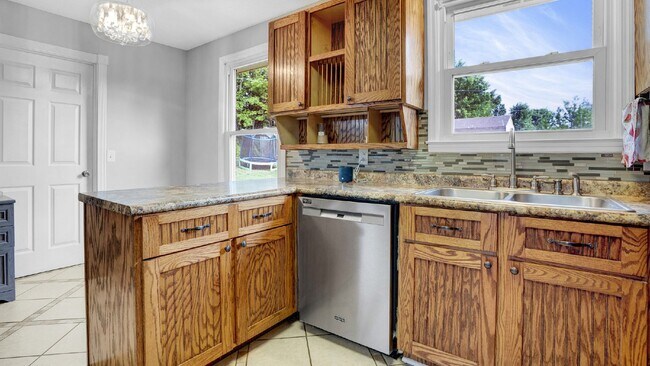 Foto del edificio - For Rent : 4BR, 1 1/2BA home with fenced in back yard and storage building.