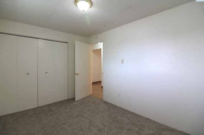 Building Photo - 2 Bed/1 Bath Apartment in Central Kennewick