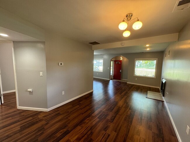 Building Photo - 2 bed 1 bath Royal Oak ranch