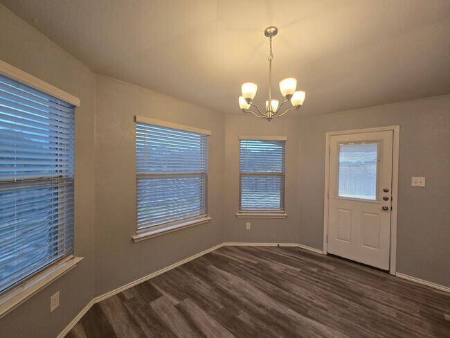 Foto del edificio - AVAILABLE NOW!