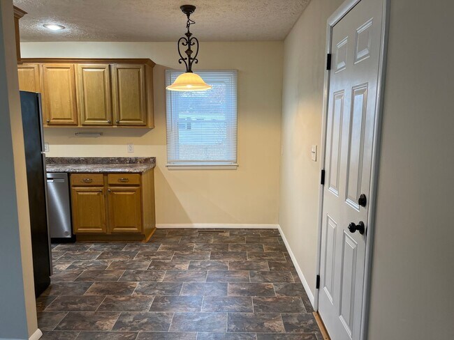 Foto del edificio - Centrally located 3 bedroom bungalow READY...