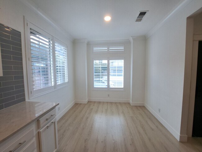 Foto del edificio - Stunning Home is Tastefully Done & Move In...