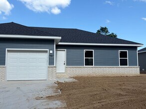 Building Photo - 582 N Airport Rd