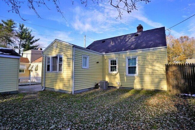 Building Photo - 1660 Thornapple Ave