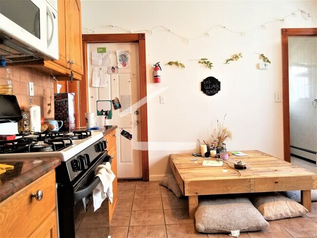 Foto del edificio - No Brokers Fee, 3 bed. 1.5 bathrooms in Lower Allston, Laundry on a Site, Parking for Rent