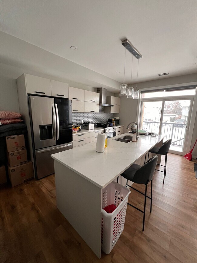 Building Photo - 1371 Maxime St