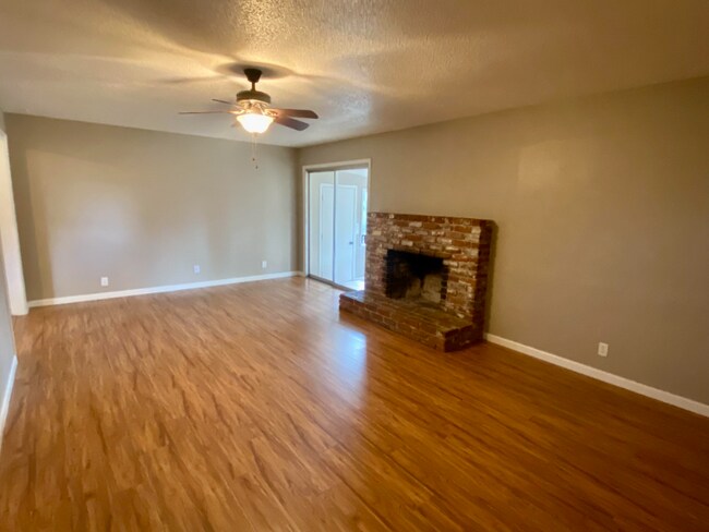 Foto del edificio - 5295 N Callisch Ave