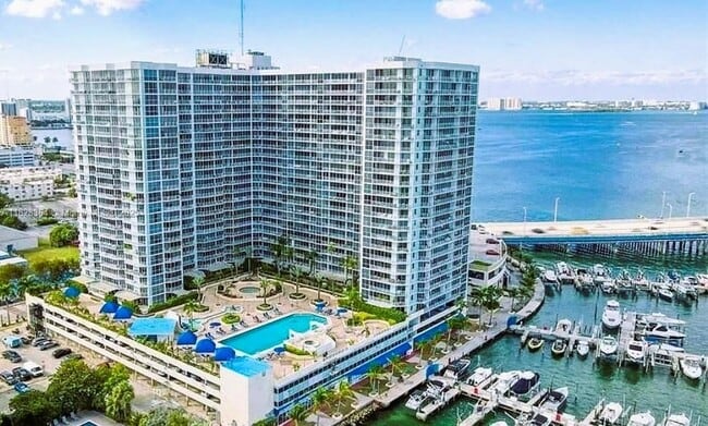Foto del edificio - 7601 E Treasure Dr