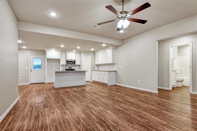 Building Photo - 102 Midway Mdws