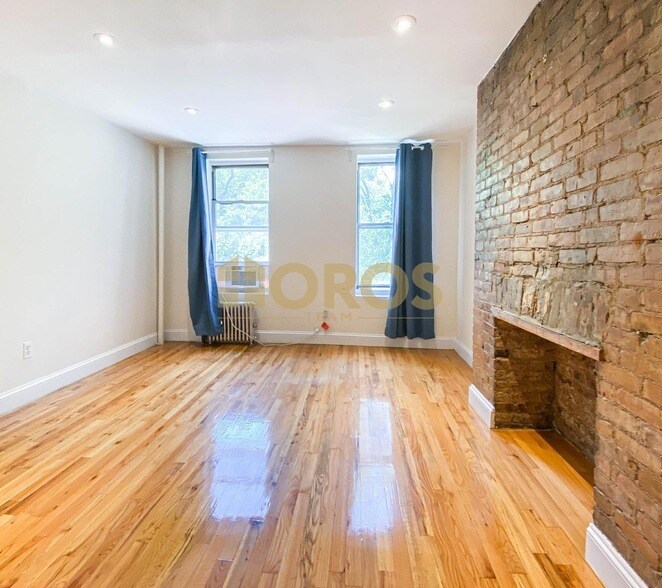 Foto principal - 335 E 10th St