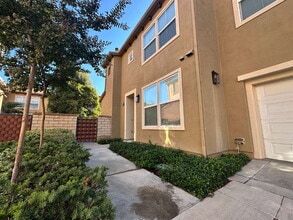 Building Photo - 27020 Fairway Ln