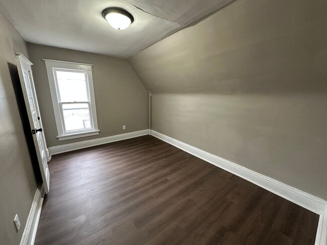 Building Photo - Newly remodeled 3 bed, 1 bath home for ren...