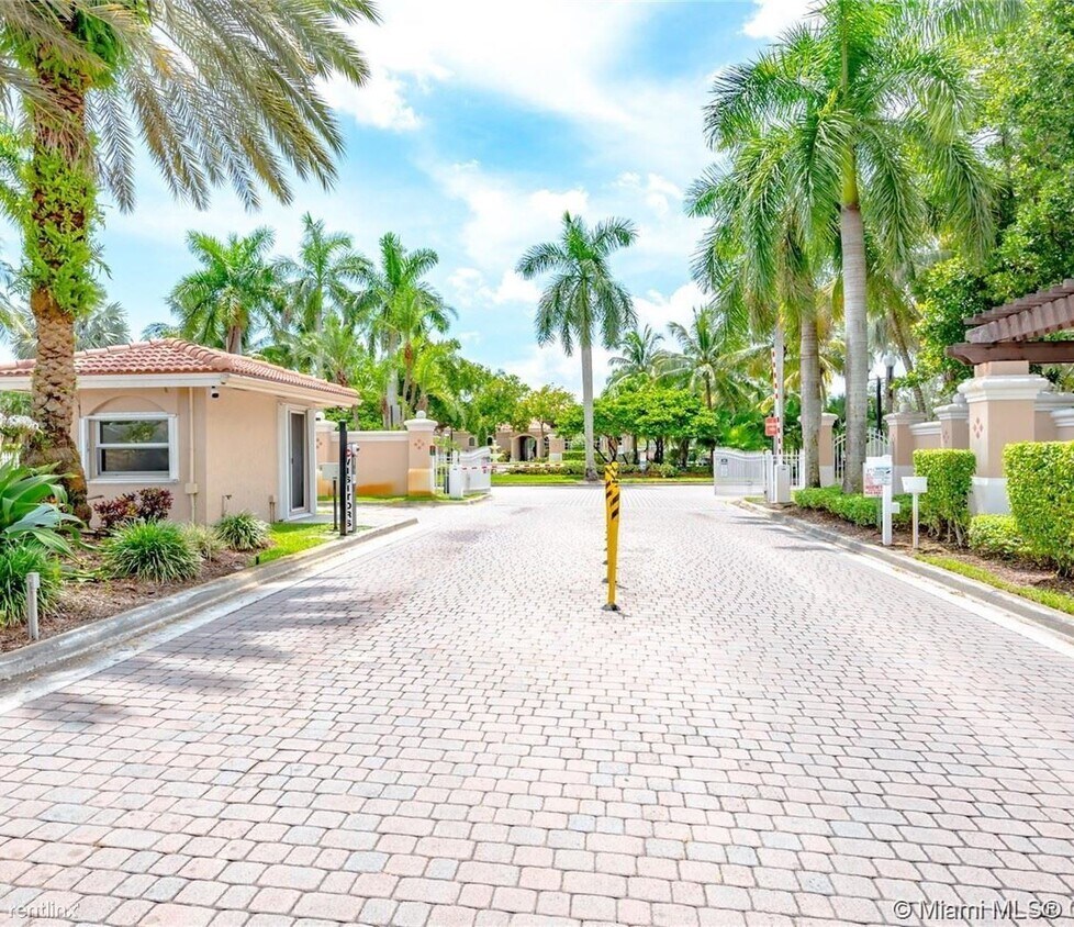 Building Photo - 4 br, 4 bath Townhome - 2650 SW 85th Ter #...