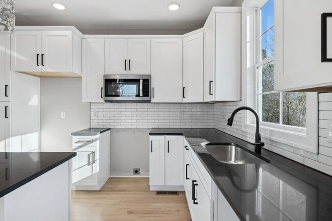 Building Photo - 2111 Chadwell Retreat Dr