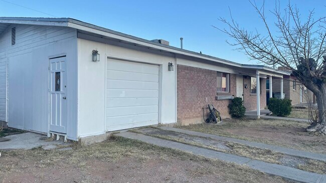 Foto del edificio - 9224 Montgomery Dr