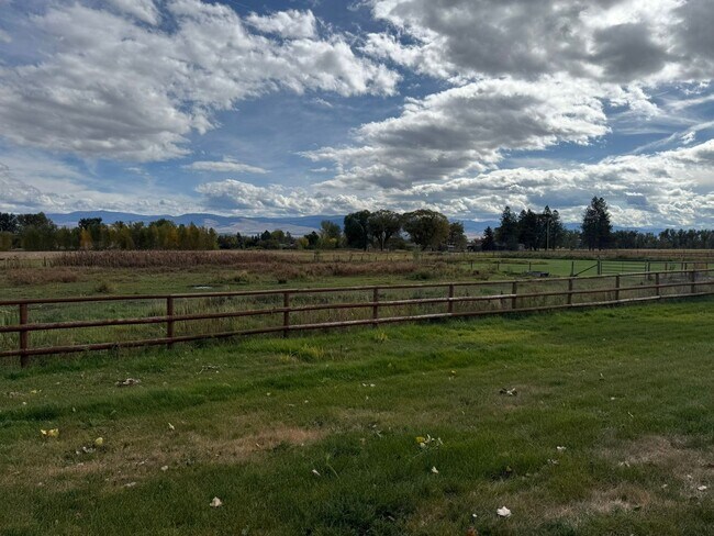 Foto del edificio - 3 bed 2.5 bath Victor home with pasture.