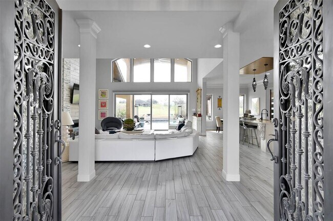 Building Photo - 11683 Renaissance Dr