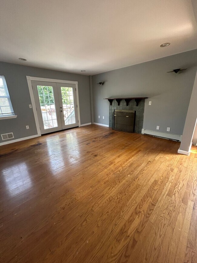 Foto del edificio - Discover Your Dream Home in Neptune: Spacious 4-Bedroom, 2.5-Bath with Private Backyard and Drive...