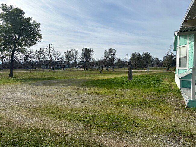 Foto del edificio - Peaceful Country Living on 2 Fenced Acres