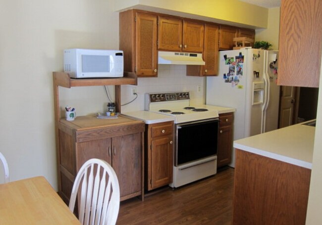 Building Photo - Pet Friendly + Conveniently Located + Off-...