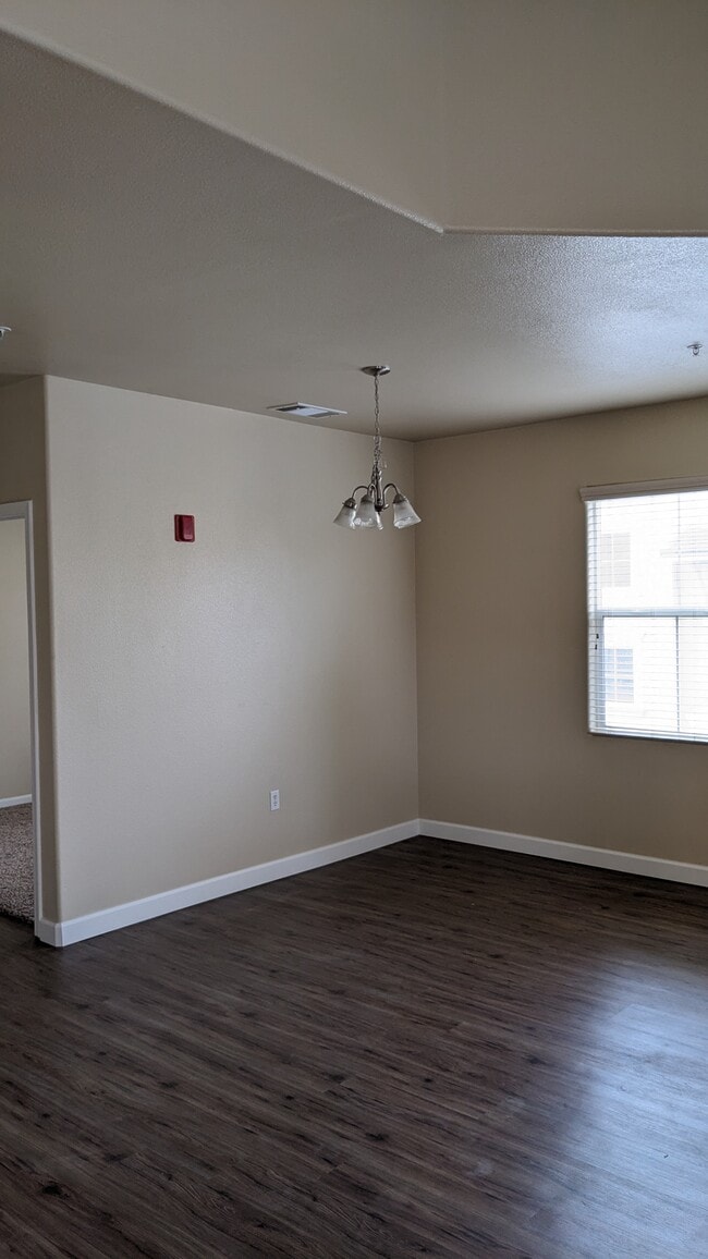 Building Photo - 5350 Dunlay Dr
