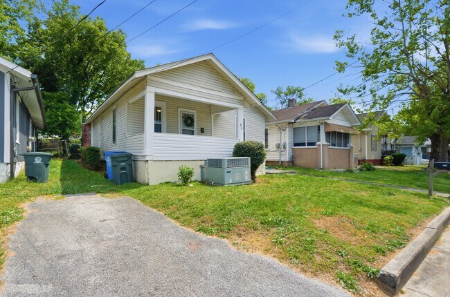 Building Photo - 216 N Hickory St