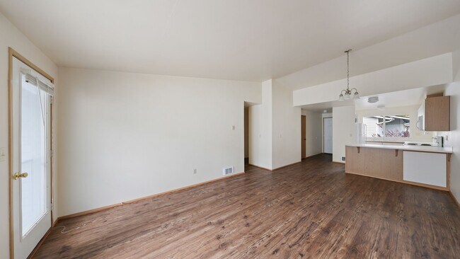 Foto del edificio - 3 Bed 2 Bath - Downtown - Assigned Parking