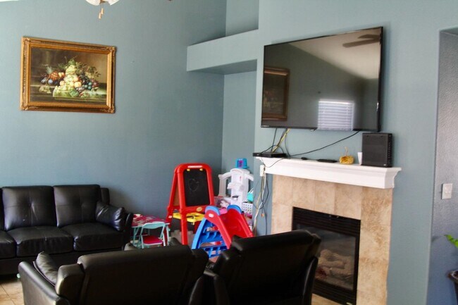 Building Photo - Spacious 4/2 in Madera