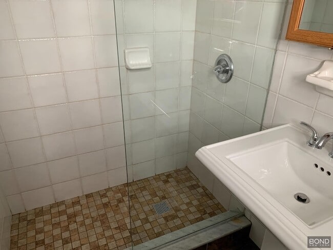 Photo - 23-35 Broadway Unit 6L Apartment