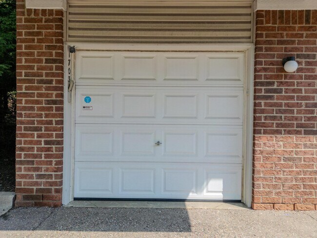 Building Photo - 17034 Farmington Rd