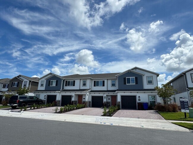 Building Photo - Modern Elegance Meets Comfort: Stunning 3-...