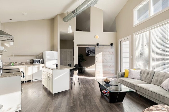 Building Photo - 805 The High Rd