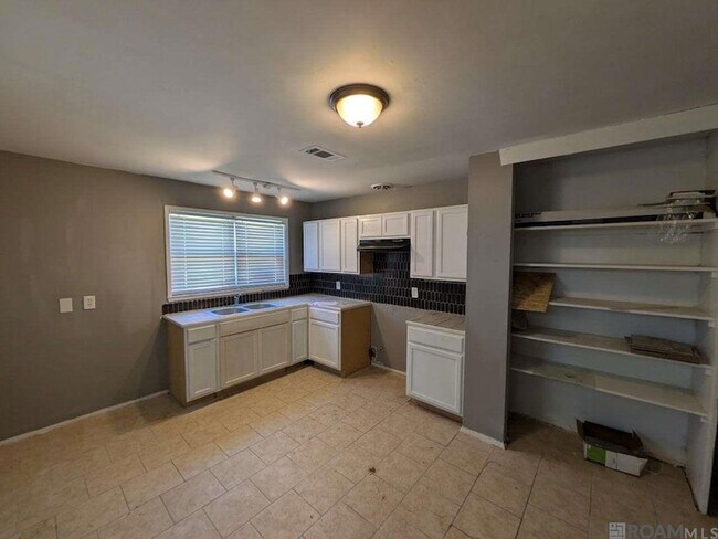 Foto del edificio - 5966 Clayton Dr