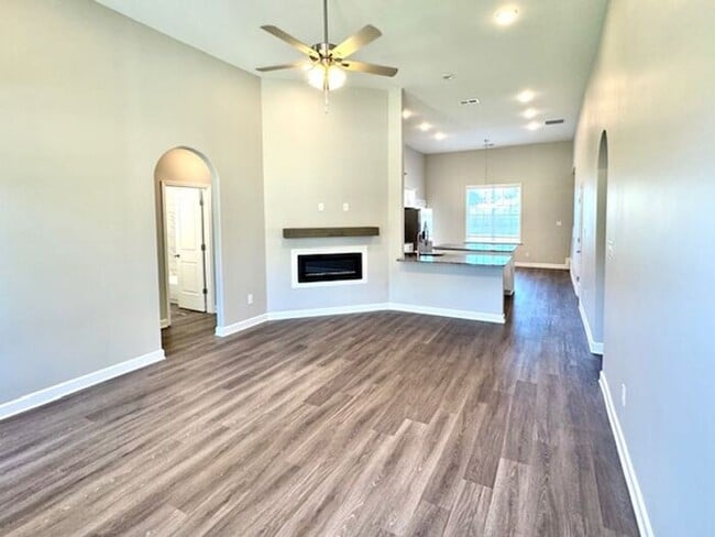 Building Photo - Now Leasing a 5-Bedroom 3 Bath Home in Hor...