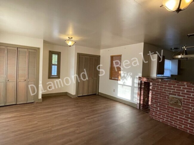 Foto del edificio - Charming Bungalow Available Early July