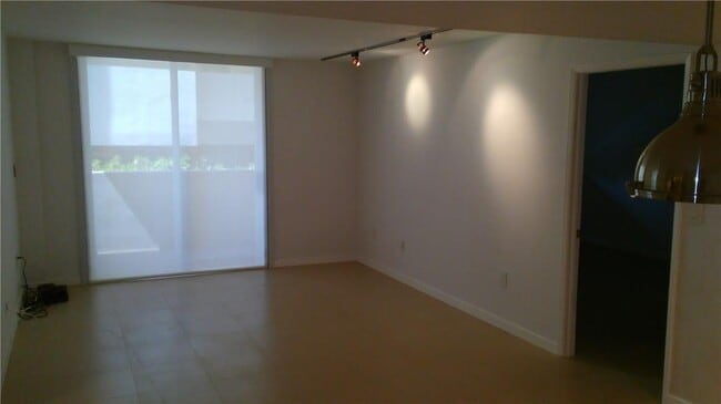 Building Photo - 1621 Collins Ave