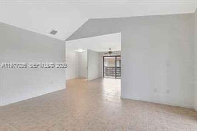 Foto del edificio - 615 NW 210th St