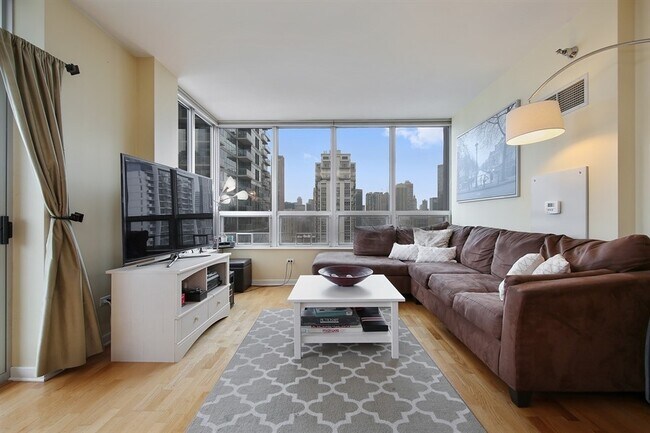 Foto del edificio - 330 W Grand Ave