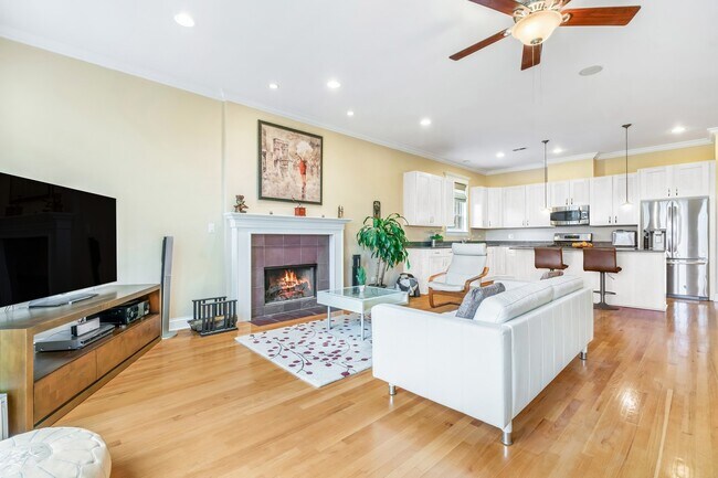 Foto del edificio - 3820 N Greenview Ave