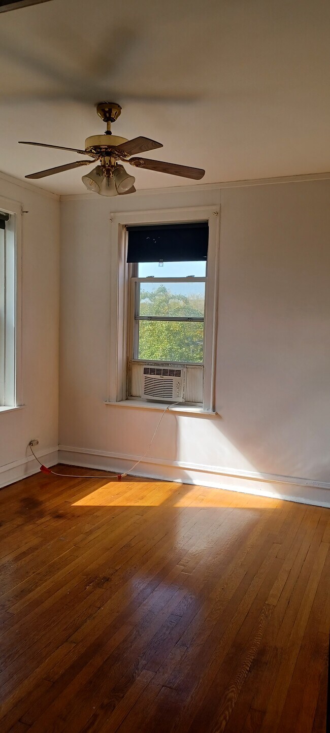 Building Photo - 1484 W Winnemac Ave