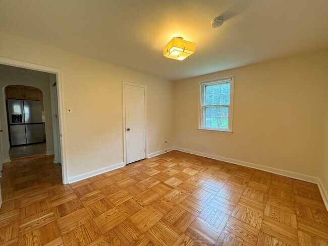 Building Photo - Renovated home, central air, stainless app...
