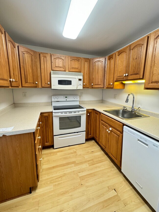 Building Photo - 1758 Farmington Ave