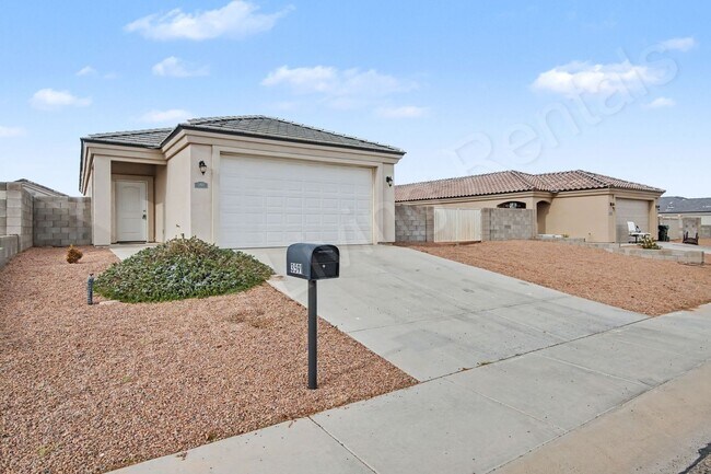 Foto del edificio - CENTRALLY LOCATED...RV PARKING...LARGE LOT