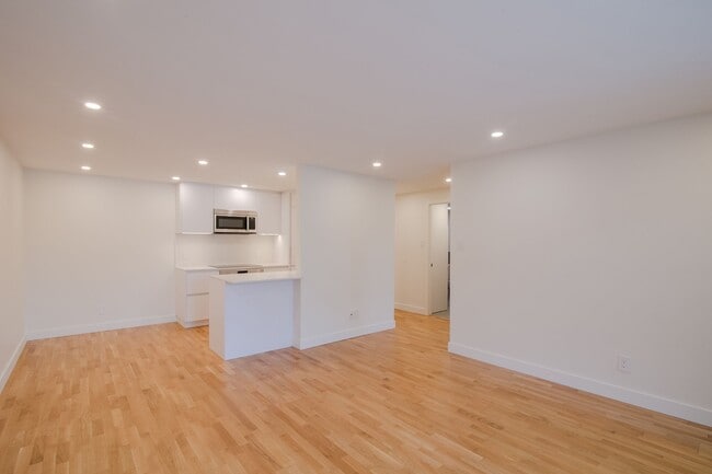 Building Photo - 1565 Avenue Victoria