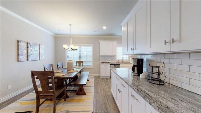 Building Photo - 4 Bed Northgate Townhome Pre-leasing for August Move In!