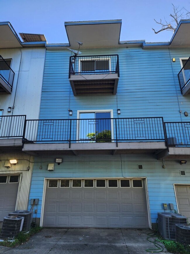 Foto del edificio - 3/2.5 Luxury Townhome in All Saints distri...