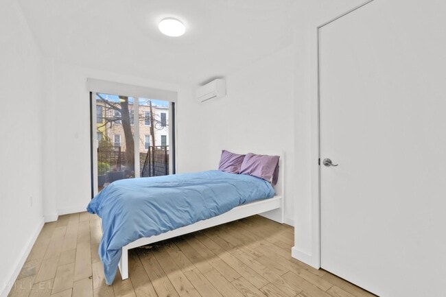 Building Photo - No Fee * Renovated 2 Bed 2 Bath with Out D...