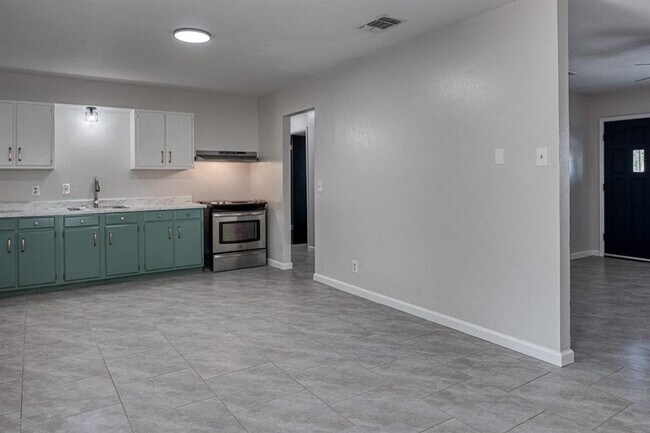 Building Photo - 3bedroom 1 bath remodeled