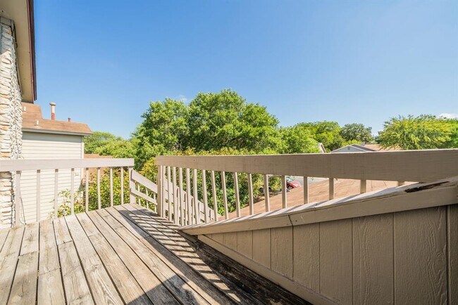 Foto del edificio - 5807 Spring Meadow Rd
