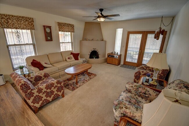 Foto del edificio - 5835 Elmwood Dr NE